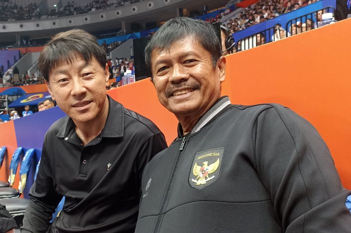 Pelatih timnas Indonesia Shin Tae-yong (kiri) bersama coach Indra Sjafri (kanan) saat menyaksikan pertandingan FIBA World Cup 2023, di Indonesia Arena, Senayan, Jakarta, Selasa (28/6/2023).