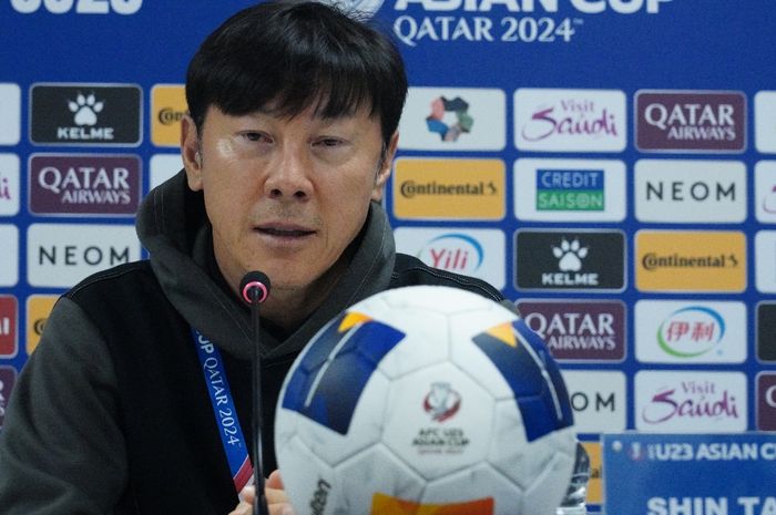 Pelatih Timnas U-23 Indonesia, Shin Tae-yong dalam konferensi pers sebelum laga lawan Korea Selatan pada Rabu (24/4/2024)