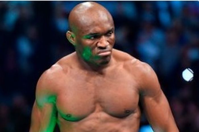 Jagoan kelas welter UFC, Kamaru Usman (kanan), dianggap bodoh jika melawan raja kelas berat ringan, Jiri Prochazka.