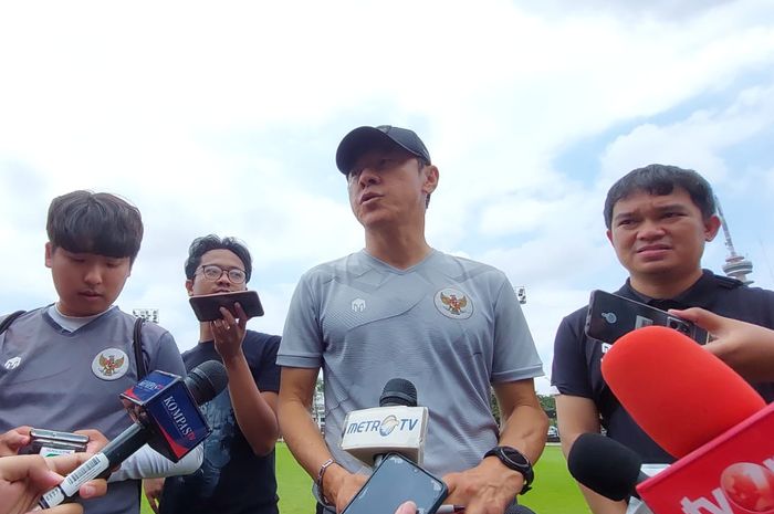 Pelatih timnas U-20 Indonesia, Shin Tae-yong saat memberi keterangan kepada awak media seusai memimpin latihan di Lapangan A, Senayan, Jakarta, Sabtu (18/2/2023).