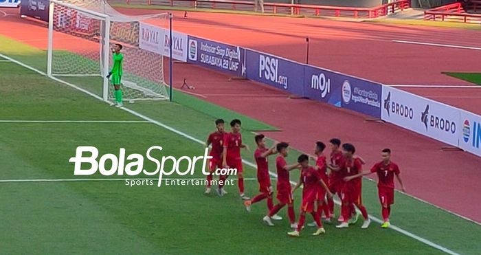 Selebrasi pemain Vietnam, Dinh Xuan Tien usai menjebol gawang Hong Kong dalam laga grup F Kualifikasi Piala Asia U-20 2023 di Stadion Gelora Bung Tomo (GBT) Surabaya, Rabu (14/9/2022).