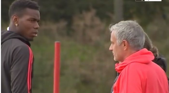 Tatapan sinis Paul Pogba terhadap Jose Mourinho