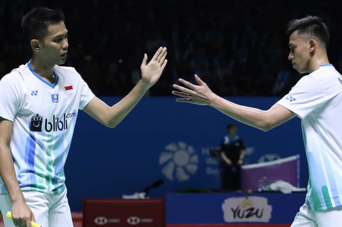 Pasangan ganda putra Indonesia, Fajar Alfian/Muhammad Rian Ardianto, melakukan selebrasi seusai memenangi poin atas lawan mereka, Huang Kaixiang/Liu Cheng (China), pada laga babak kesatu turnamen Indonesia Open 2019 di Istora Senayan, Jakarta.