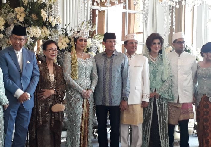 Sandiaga Uno foto bersama mempelai wanita