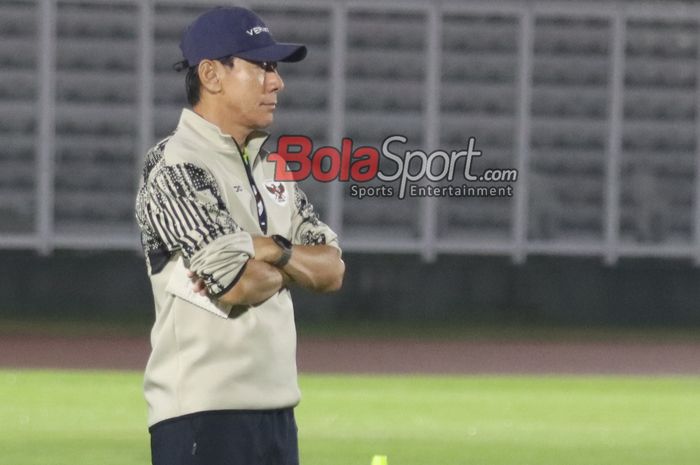 Pelatih timnas Indonesia, Shin Tae-yong, sedang memantau para pemainnya berlatih di Stadion Madya, Senayan, Jakarta, Minggu (8/9/2024) malam.