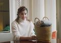 Bintang Film Emma Watson Ini Punya Benda Menjijikkan Berupa Gigi Tikus Di Dalam Tasnya, Jangan Kaget Dulu, Ternyata Manfaatnya Sangat Berguna