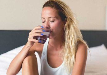 Keliru, Ternyata Minum Air Putih Sebelum Tidur Justru Bisa Sebabkan 8 Gangguan Kesehatan Ini!
