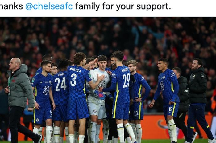 Para pemain Chelsea menghibur kiper mereka, Kepa Arrizabalaga (tengah), usai final Piala Liga Inggris di Stadion Wembley, London, Inggris, Minggu (27/2/2022) waktu setempat atau Senin dini hari WIB