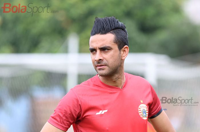 Bek Persija Jakarta, Otavio Dutra, sedang menjalani latihan di Lapangan Sutasoma, Halim, Jakarta Timur (11/3/2020)