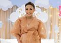 Lihat Penampilan Ayu Dewi dalam Balutan Baju Adat Bodo, Bumil Cantik!
