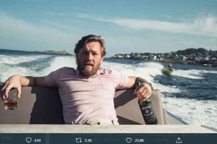 Conor McGregor bersantai dengan menikmati wiski miliknya, Proper Twelve.