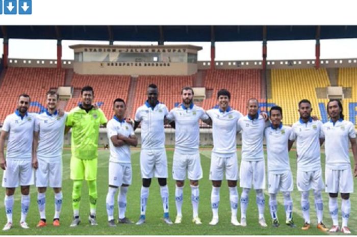 Pemain inti Persib berpose dalam sebuah laga internal di Stadion Si Jalak Harupat, Kabupaten Bandung, Kamis (23/5/2019) sore WIB.