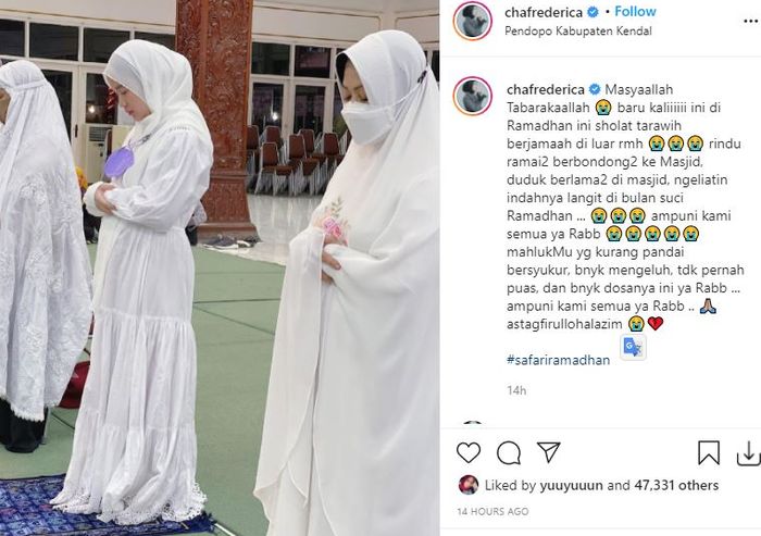 Chacha Frederica tampil sederhana saat laksanakan sholat tarawih berjamaah