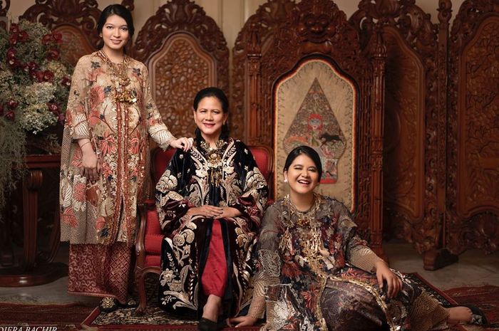 Pose Trio Keluarga Jokowi: Iriana, Kahiyang Ayu dan Selvi Ananda Pakai Batik, Siapa Paling Cantik?