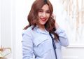 Pakai Kaos Oblong dan Celana Pendek, Ayu Ting Ting Kepergok Pamer Sandal Teplek Harga Jutaan Rupiah