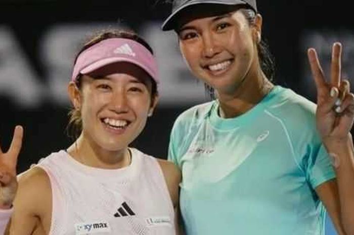 Petenis putri Indonesia, Aldila Sutjiadi, berpose dengan Miyu Kato (Jepang) setelah menjuarai turnamen WTA 250, ASB Classic di Auckland, Minggu (8/1/2023).