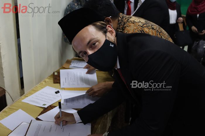 Pemain Persija, Marc Klok, sedang mengikuti prosesi sumpah setia kepada NKRI pada 12 November 2020.