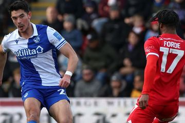 Elkan Baggott dalam laga Leyton Orient vs Bristol Rovers di kasta tiga Liga Inggris (2/3/2024).