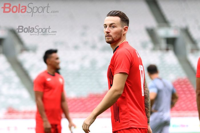 Gelandang anyar Persija Jakarta, Marc Klok, ikut serta dalam latihan jelang laga melawan Borneo FC di Gelora Bung Karno, Jakarta (29/2/2020)