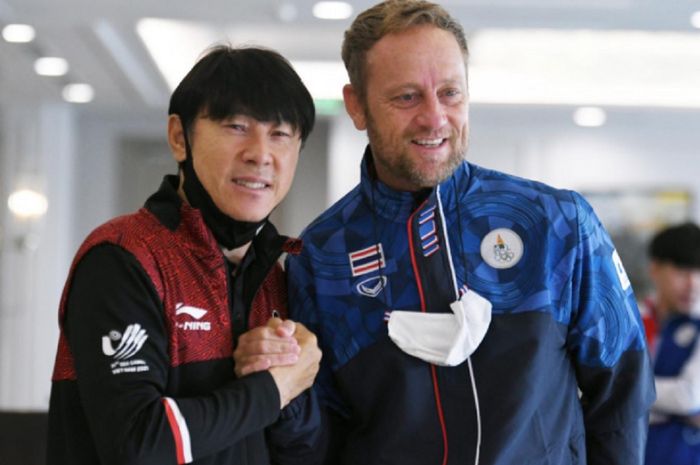 Shin Tae-yong sebagai pelatih Timnas Indonesia (kiri) bersama Alexandre Polking yang merupakan pelatih Thailand (kanan).