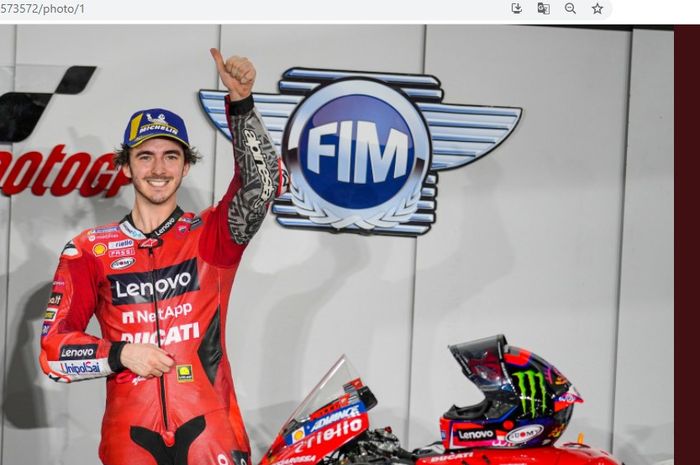 Pembalap Ducati Lenovo, Francesco Bagnaia, saat berdiri di podium usai mendapatkan pole position MotoGP Qatar 2021. 
