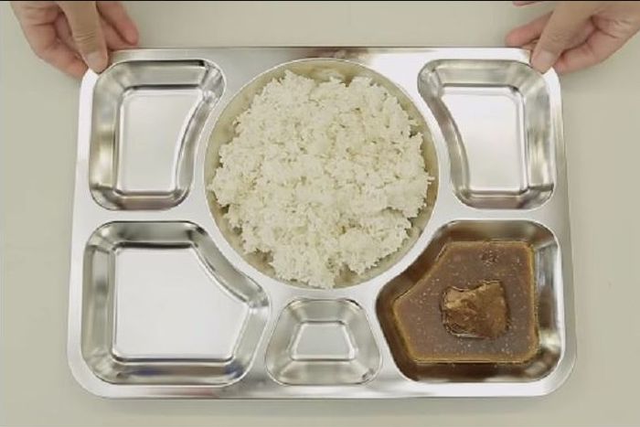 Makanan di penjara dengan menu nasi dan daging