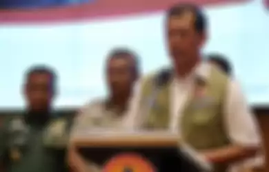  Kepala Badan Nasional Penanggulangan Bencana (BNPB) Doni Monardo sekaligus Ketua Gugus Tugas Percepatan Penanganan Covid-19 saat memberikan paparan terkait perkembangan penanganganan Covid-19 di Kantor BNPB, Jakarta, Senin (16/3). 