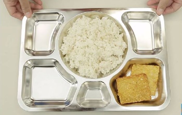 Makanan di penjara dengan menu nasi dan tempe