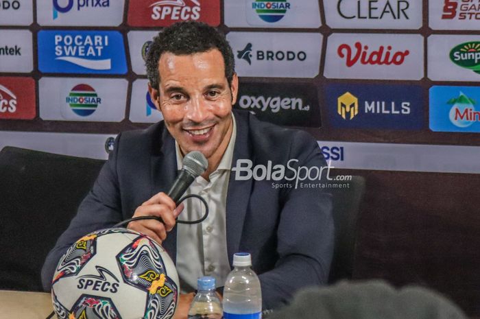 Pelatih timnas Curacao, Remko Bicentini, pada jumpa pers duel kontra timnas Indonesia di Stadion Pakansari, Bogor (7/9/20223). Ia kini memimpin skuad melawan timnas Argentina pada FIFA Matchday 28 Maret 2023.