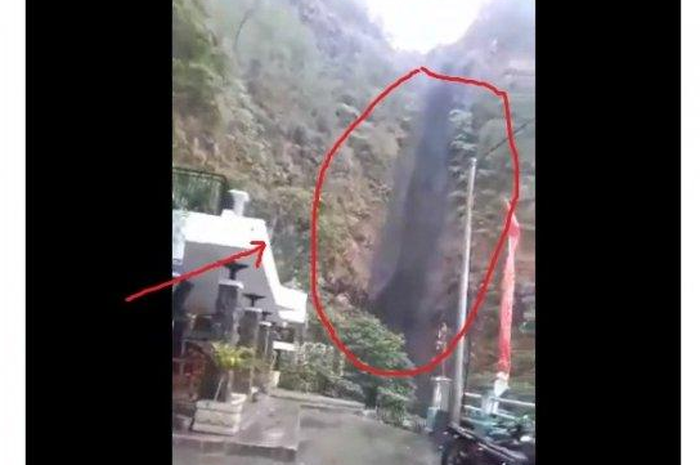 Air Terjun Sedudo Berubah Jadi Warna Hitam Ini Dia