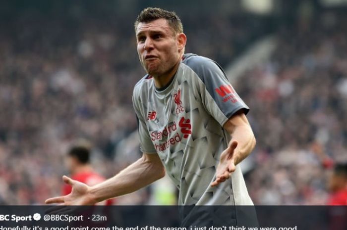 Pemain Liverpool, James Milner, saat bermain kontra Manchester United di Stadion Old Trafford, Minggu (24/2)