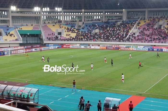 Suasana pertandingan Persis Solo Vs Dewa United dalam laga grup A Piala Presiden 2022 di Stadion Manahan, Jumat (24/6/2022).