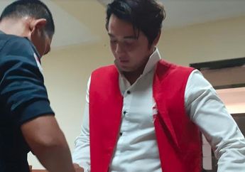 Bikin Kaget! Sosok Pria Misterius Berjubah Hitam Tiba-tiba Datang di Ruang Tunggu Sidang Kriss Hatta