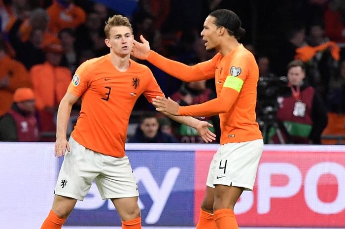 Matthijs de Ligt (kiri) dan Virgil van Dijk saat membela timnas Belanda menghadapi Jerman di Kualifikasi Euro 2020 (24/3/2019). De Ligt dan Van Dijk masuk jajaran bek termahal dunia.