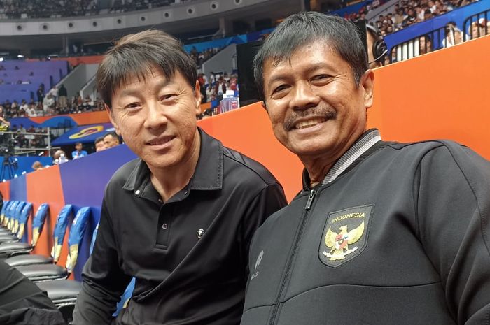 Pelatih timnas Indonesia Shin Tae-yong (kiri) bersama coach Indra Sjafri (kanan) saat menyaksikan pertandingan FIBA World Cup 2023, di Indonesia Arena, Senayan, Jakarta, Selasa (28/6/2023).