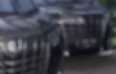 Dua Toyota Alphard dari Keluarga Cendana yang disita Polda Jatim.