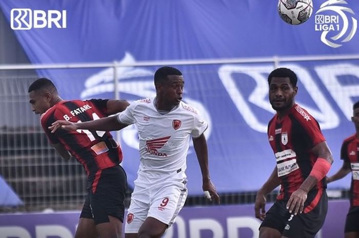 Duel Persipura Jayapura versus PSM Makassar dalam laga pekan ke-30 Liga 1 2021-2022 di Stadion Kompyang Sujana, Denpasar, Bali, Kamis (10/3/2022).