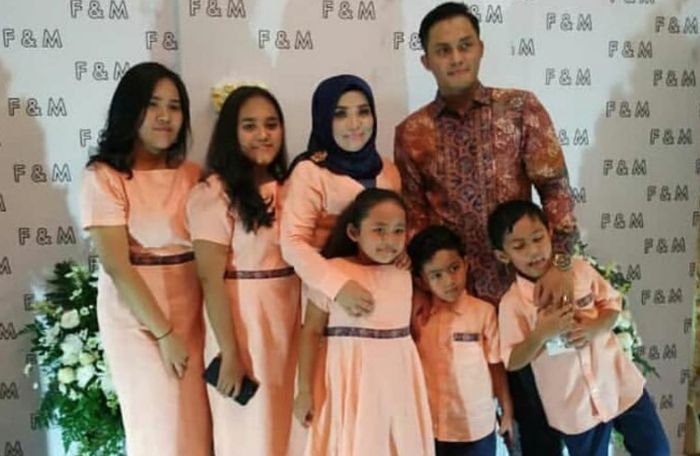 potret Fadel Islami bersama Muzdalifah dan kelima anaknya.
