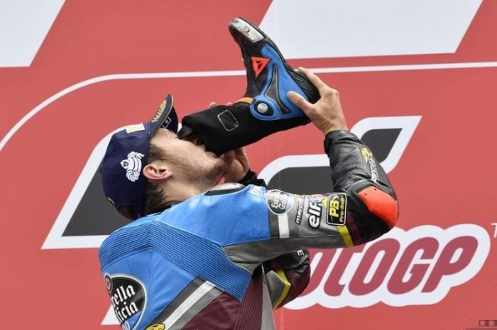 Jack Miller, melakukan selebrasi shoey setelah memenangi MotoGP Belanda di Sirkuit Assen, Belanda, 26 Juni 2016