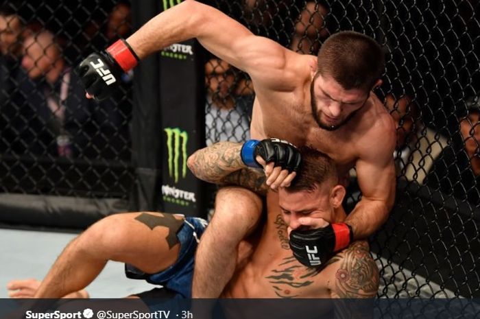 Aksi Khabib Nurmagomedov (atas) saat menghadapi Dustin Poirier (bawah) pada UFC 242 silam (7/9/2019)