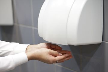 Pengering tangan merugikan kesehatan. Jangan lagi menggunakannya.