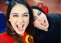Lihat Gaya Mirip Syahrini dan Luna Maya Saat Pakai Swimsuit Seksi Sebagai Dalaman Bajunya
