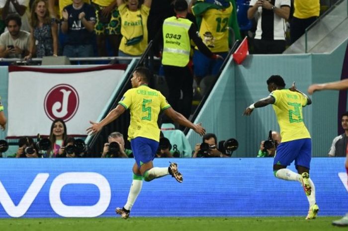 Para pemain Brasil merayakan gol Casemiro ke gawang Swiss pada penyisihan grup Piala Dunia 2022.