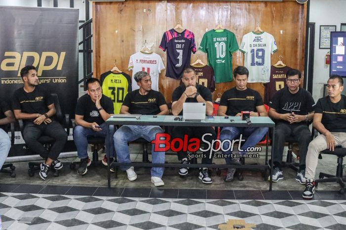 Suasana jumpa pers APPI terkait penunggakan gaji pemain Kalteng Putra di Network Plus, Kebon Sirih, Jakarta Pusat, Jumat (2/2/2024).