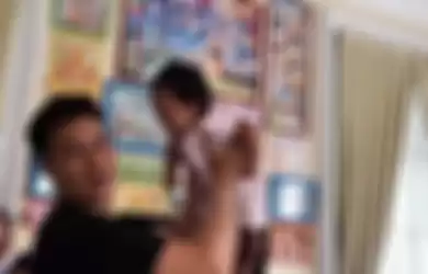 Baim Wong bermain bersama bayi yang dibuang orangtuanya 