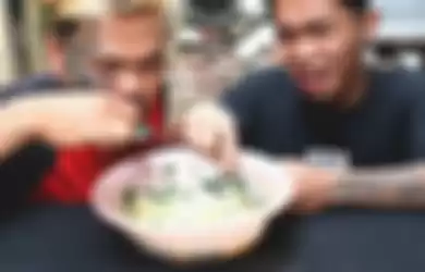 2 pria nekat memakan mie instan yang dicampur dengan daun kecubung.