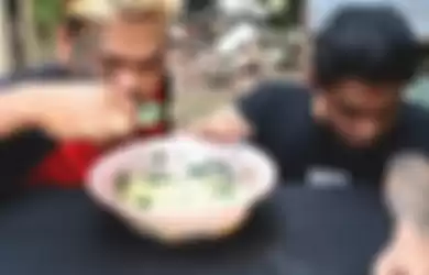 2 pria nekat memakan mie instan yang dicampur dengan daun kecubung.