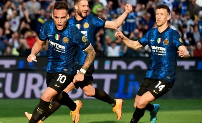 Striker Inter Milan&lt; Lautaro Martinez, merayakan golnya ke gawang Udinese dalam laga di Dacia Arena, Minggu (1/5/2022).
