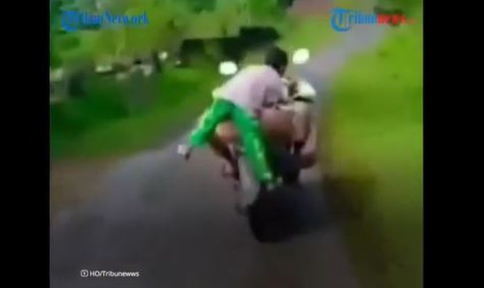 Korban Bullying terombang-ambing di atas motor