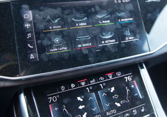 Bersihin Permukaan Head Unit Touchscreen dari Ceplakan Jari Tangan, Jangan Langsung Disemprot Ya